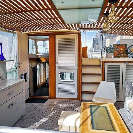 Bateau Love Boat Botel 3*
